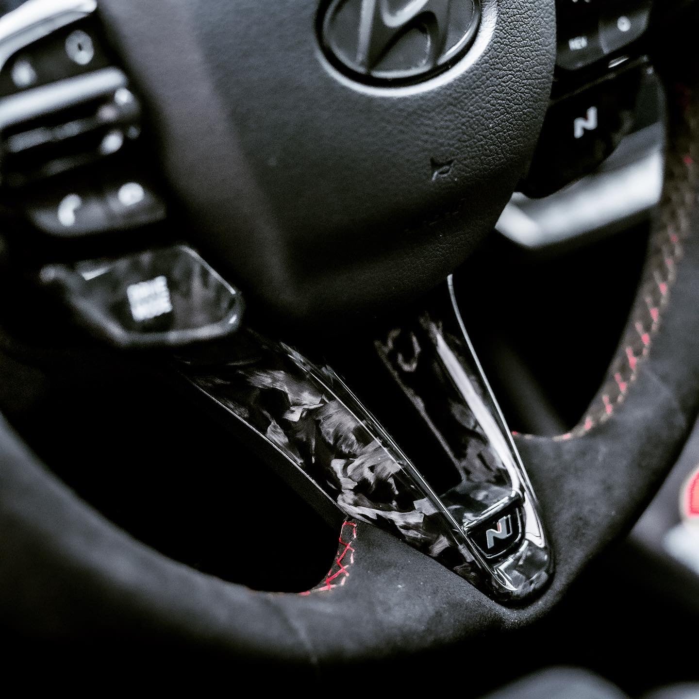 Lenkradspanne + Buttons forged Carbon - Set Passend für Hyundai 130 N / 120 N